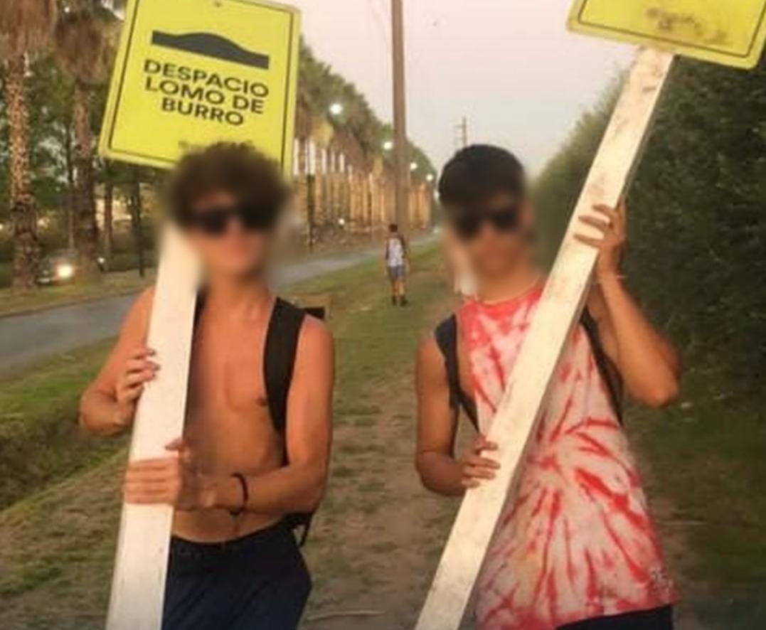 Un grupo de jóvenes vandalizó señales de tránsito en los festejos por su "UPD"